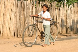 女孩骑着自行车