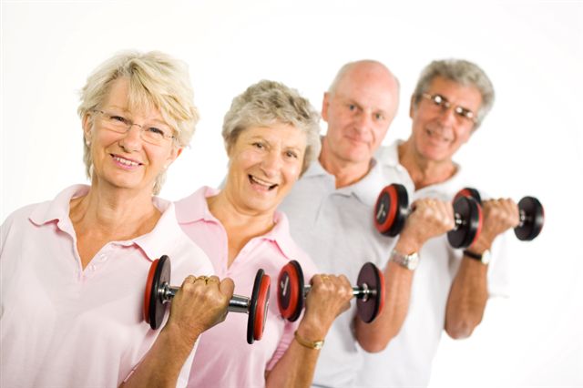 一群上了年纪的成年人在健身房举重